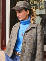 Autumn is built on simple rituals. The jacket by the door, the cardigan you reach for, the tote that carries it all.