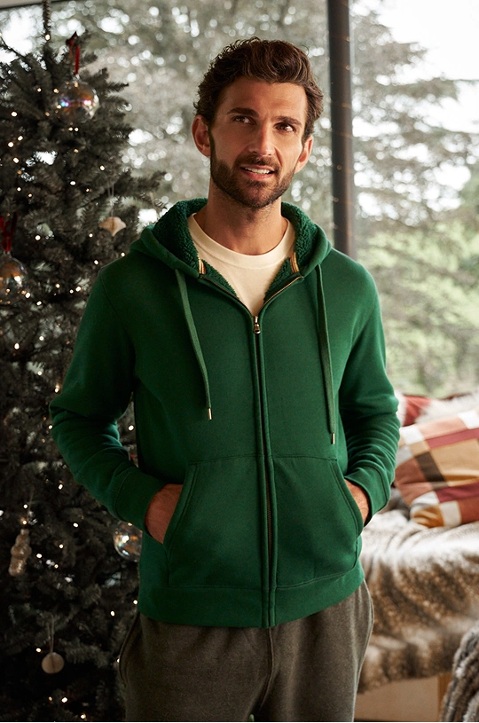 Homme portant un sweat zippé doublé de polaire