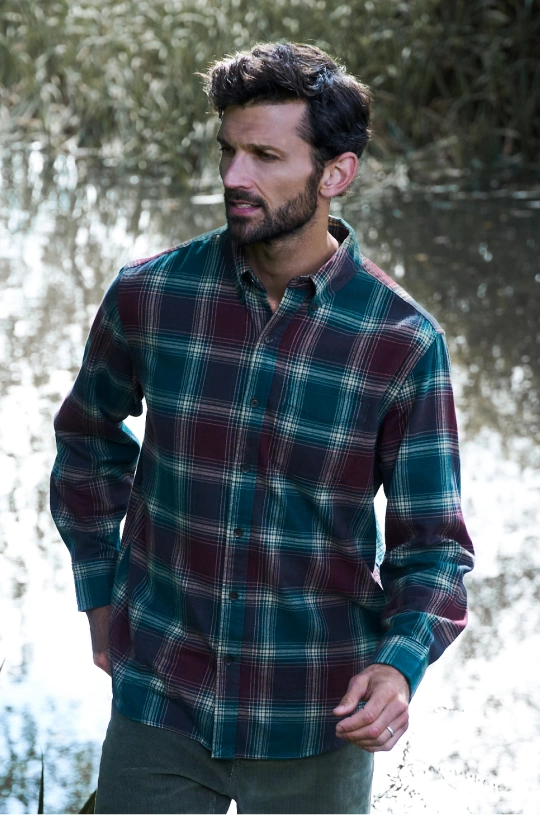 Homme portant une chemise en flanelle